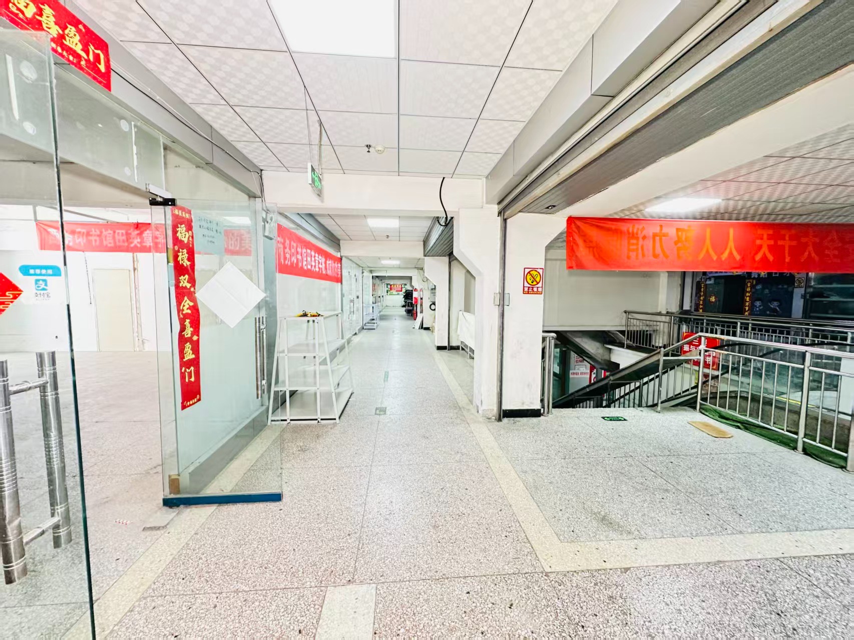 洛吉快速路辅路引入人工智能技术应用场景，推动AI与商业、零售、电商、企业服务等领域融合发展。