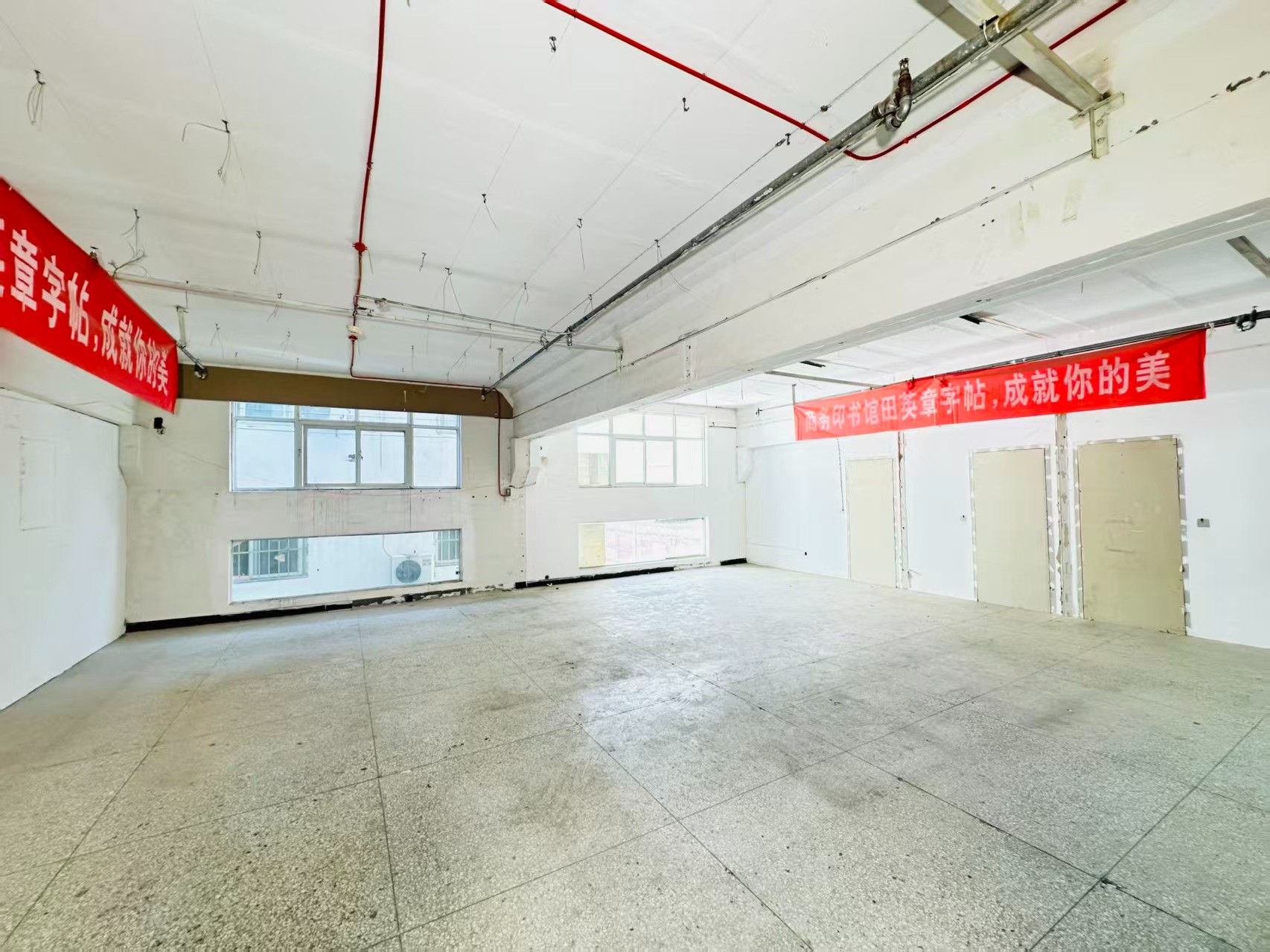 洛吉快速路辅路重点吸引人工智能应用、数字经济、电商直播、智能制造服务、软件开发、科技创新企业及创业团队入驻
